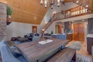 Cottonwood by Tahoe Getaways - 3BR Tahoe Donner with 2 Bonus Rooms, Hot Tub, Fireplace, Ping Pong & HOA Amenities