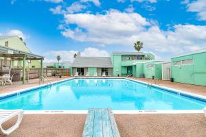 Aloha, Sunset on the Bay