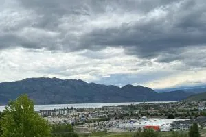 Peony Paradise - Copper Sky 2 Bedroom Gem - Peachland