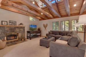Deer Hollow by Tahoe Getaways at Northstar - 4BR w Hot Tub, Ski Shuttle, & HOA Amenities