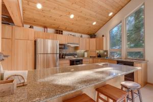 Deer Hollow by Tahoe Getaways at Northstar - 4BR w Hot Tub, Ski Shuttle, & HOA Amenities
