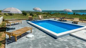 Family friendly apartments with a swimming pool Rtina - Stosici, Zadar - 21450
