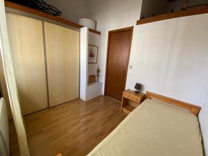 Maisons de vacances Villa patio avec terrasse semi-couverte, a 2 pas du centre de Capbreton - FR-1-413-229 : photos des chambres