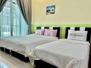 Modern Home 5 min Jonkerwalking Mahkota Mall & hospital 24 pax 7R6B Mlk Town