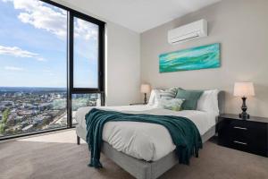 Breathtaking View - 2BR Apt in Melbourne CBD w Gym