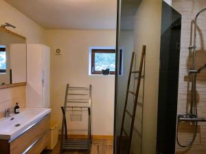Maisons de vacances Quiet cottage in Limoges with swimming pool : photos des chambres