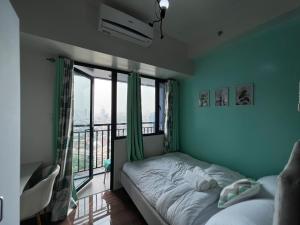 Cozy Condo Apartment in Makati Manila with mall, restaurants, groceries, pool, netflix, disney+ and more