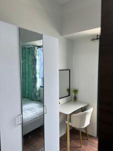 Cozy Condo Apartment in Makati Manila with mall, restaurants, groceries, pool, netflix, disney+ and more