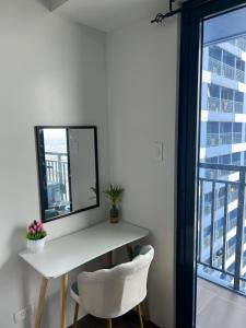 Cozy Condo Apartment in Makati Manila with mall, restaurants, groceries, pool, netflix, disney+ and more