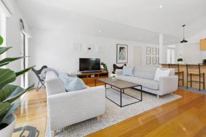 Back Beach Retreat - Moments from the Ocean Beach