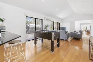 Back Beach Retreat - Moments from the Ocean Beach