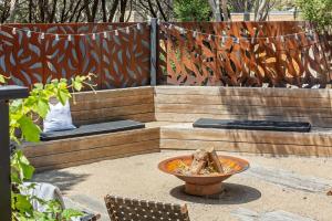 Back Beach Retreat - Moments from the Ocean Beach