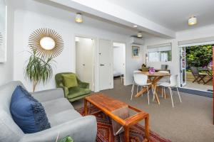 2 Bedroom Home away from Home near CBD & private parking