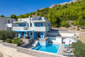 Villa Allegra with 32msq heated pool, 300m far from sandy beaches, open sea view