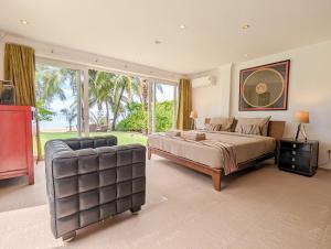 Beachfront 5-bedroom Villa - by KohChangVillas