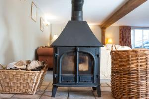 Marshlands House, Sleeps 16 - Country barn with hot tub