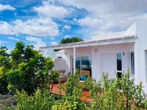 Casa Bella Vista frente al mar y piscina natural.