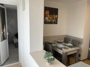 Victoriei Boulevard Private Apartment