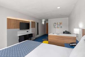 Queen Suite with Mobility Access - Non-Smoking room in Microtel Inn & Suites by Wyndham of Houma