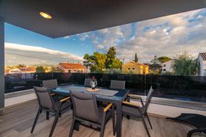 Comfortable 2 bedroom apartment Marina close to beach 