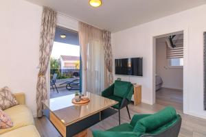 Comfortable 2 bedroom apartment Marina close to beach 