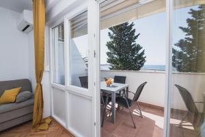 Apartments by the sea Semy 