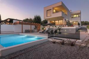 New modern luxury villa near the beach with sea view, pool, sauna , BBQ and playground by WiiBuk