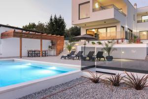 New modern luxury villa near the beach with sea view, pool, sauna , BBQ and playground by WiiBuk