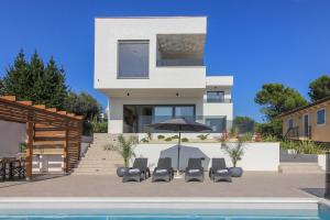 New modern luxury villa near the beach with sea view, pool, sauna , BBQ and playground by WiiBuk