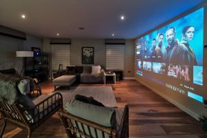 The Steadings, Aviemore Luxury 5 star rated 3 Bed with home cinema garden and parking