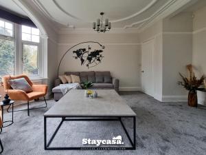 5-Bed Leicester Home Sleeps 10 Free Parking