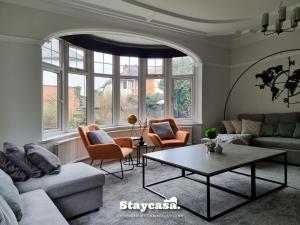 5-Bed Leicester Home Sleeps 10 Free Parking