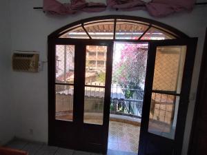 Seu Apto na Praia da Costa 9 Simples e Barato Mobiliado Ar Cond Fogão TV Geladeira Local Excelente no Centro