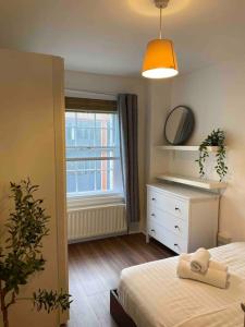 Bright 2BR Gem near Oxford St!