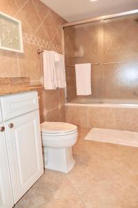 Charming 2 Bed South End Beachfront Condo at Popular Seawinds