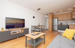 Cozy Apartment In Makarska With Wifi