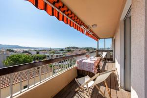 le Cadet - vue panoramique ville et baie de SANARY SUR MER, parking & terrasse - 2 à 4 pers