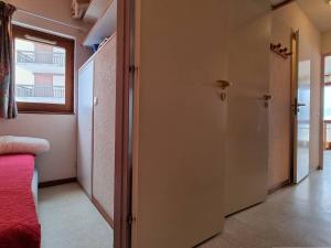 Appartement 2 pièces avec coin nuit, balcon exposé Sud-Ouest, parking gratuit, proche commerces et pistes - FR-1-525-263