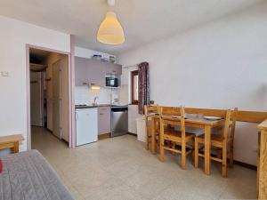 Appartement 2 pièces avec coin nuit, balcon exposé Sud-Ouest, parking gratuit, proche commerces et pistes - FR-1-525-263