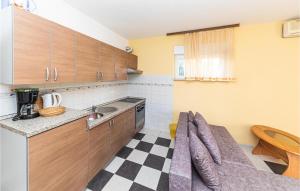 Amazing Apartment In Okrug Gornji 