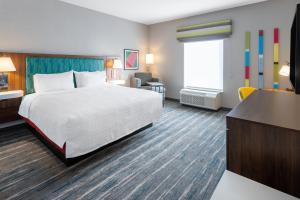 King Room - Hearing Access room in Hampton Inn Monticello