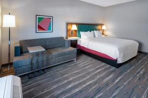 King Room with Sofa Bed - Hearing Accessible room in Hampton Inn Monticello