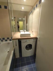 7 min walk Metro ApartHotel, La Defense+Parking