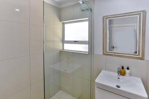 Les Dauphine 3 - Premier Beach Front Apartment