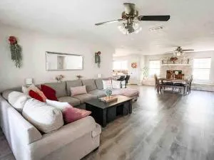 Spacious Austin Retreat for Families & Groups - Manchaca