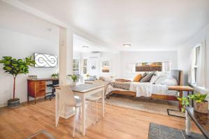 Walk to the waterfront! The Hobbit House