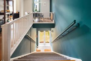 Beautiful & Vibrant 2BD Home w Balcony - Hackney!