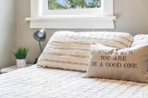 Walk to the waterfront! The Cozy Cottage