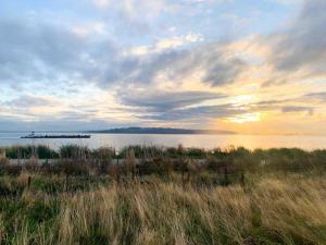 Walk to the waterfront! The Cozy Cottage