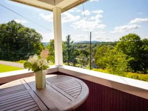 Berkshire Vacation Rentals: Centrally Located Historical Home - Ли